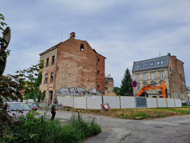 Bourání zástavby na Papíráku, dům s Večerníčkem