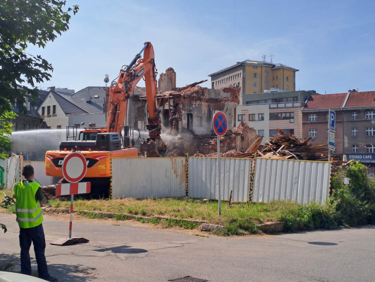 Bourání zástavby na Papíráku, dům s Večerníčkem