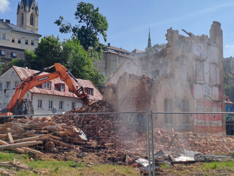 Bourání zástavby na Papíráku, dům s Večerníčkem