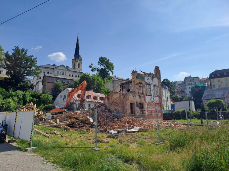 Bourání zástavby na Papíráku, dům s Večerníčkem