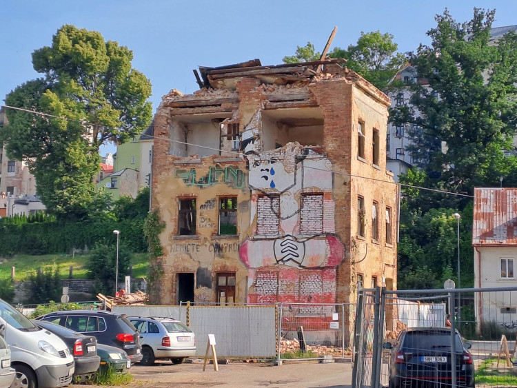 Bourání zástavby na Papíráku, dům s Večerníčkem