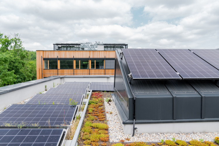 Po rozsáhlé rekonstrukci funguje v Praze 9 na Českobrodské opravdová školní budova pro 21. století, která je energeticky a uhlíkově pozitivní.