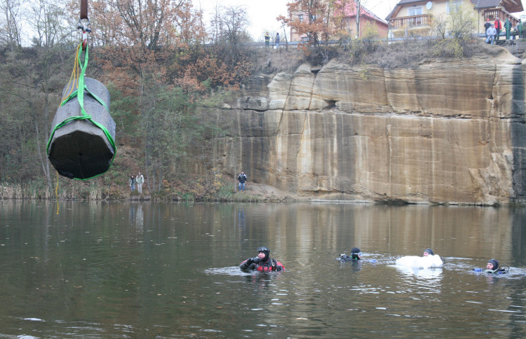 FOTOGALERIE: Vylovení sochy "andělíčka" z Košuteckého jezírka v roce 2009