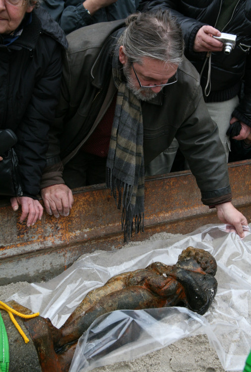FOTOGALERIE: Vylovení sochy "andělíčka" z Košuteckého jezírka v roce 2009