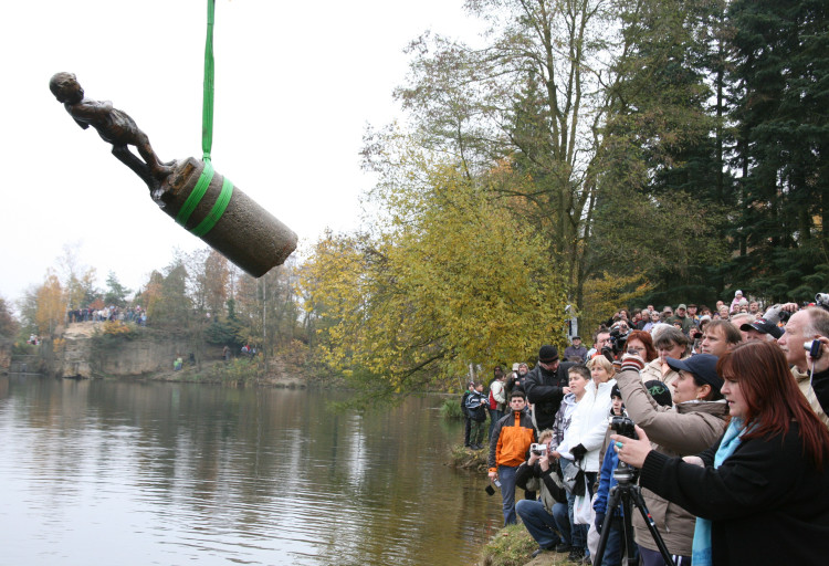 FOTOGALERIE: Vylovení sochy "andělíčka" z Košuteckého jezírka v roce 2009