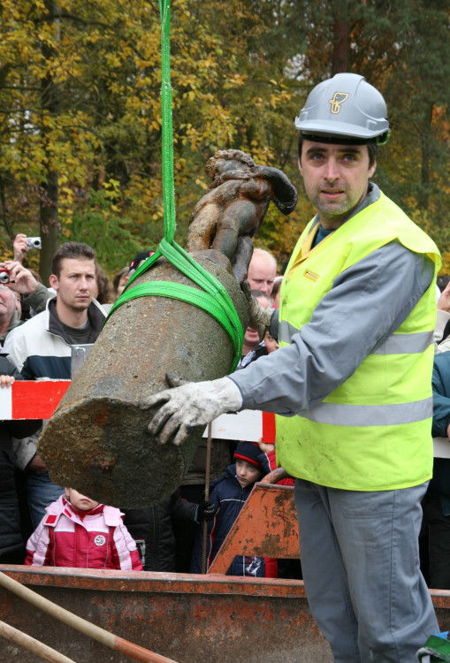 FOTOGALERIE: Vylovení sochy "andělíčka" z Košuteckého jezírka v roce 2009