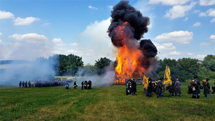 GALERIE: Bitevní ukázka k 157. výročí bitvy na Chlumu