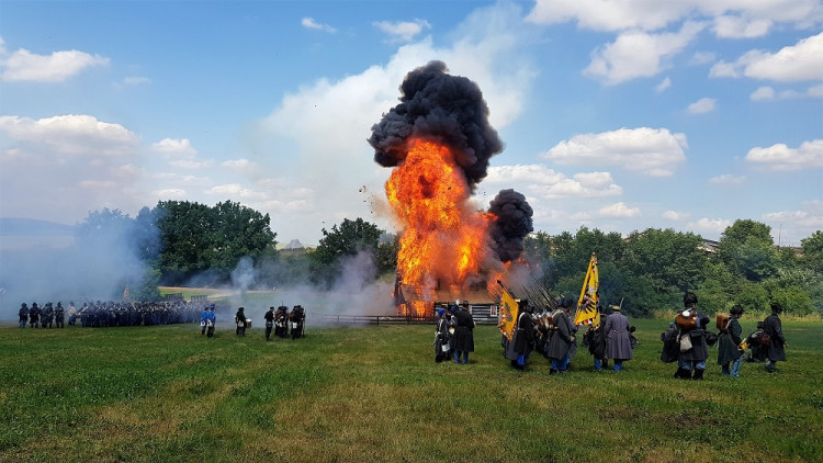 GALERIE: Bitevní ukázka k 157. výročí bitvy na Chlumu