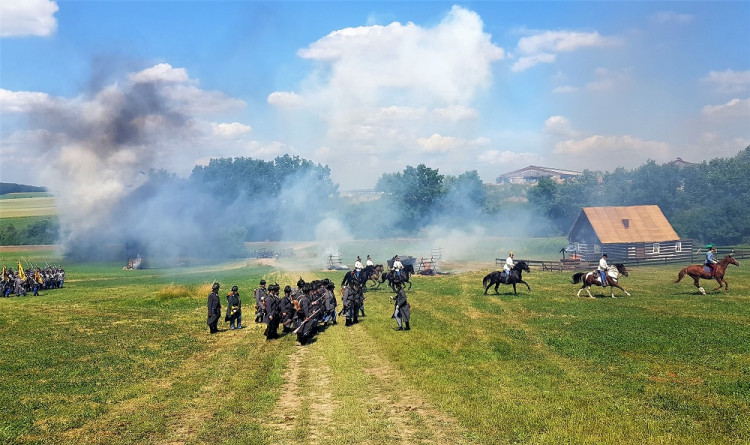 GALERIE: Bitevní ukázka k 157. výročí bitvy na Chlumu