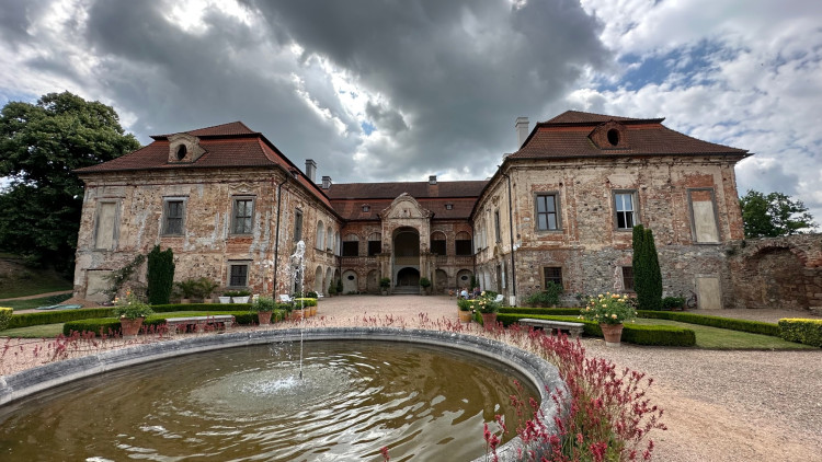 FOTOGALERIE: Růžová zahrada na zámku Nebílovy