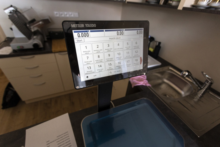 FOTOGALERIE: Lidé na Litovelsku mohou využívat první bezobslužnou prodejnu v kraji