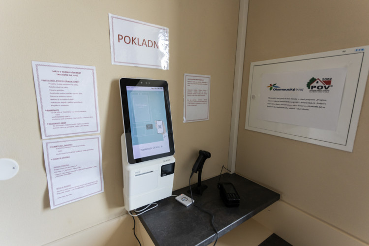 FOTOGALERIE: Lidé na Litovelsku mohou využívat první bezobslužnou prodejnu v kraji