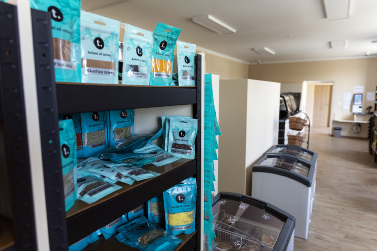 FOTOGALERIE: Lidé na Litovelsku mohou využívat první bezobslužnou prodejnu v kraji