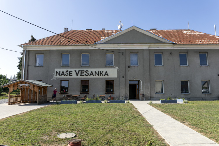 FOTOGALERIE: Lidé na Litovelsku mohou využívat první bezobslužnou prodejnu v kraji