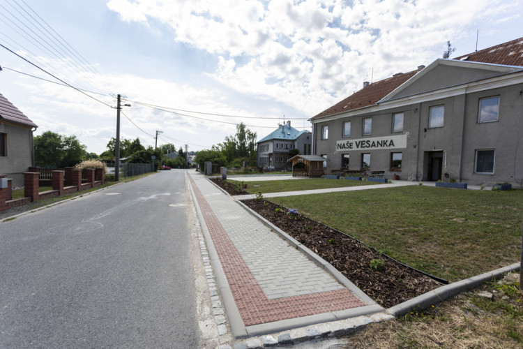 FOTOGALERIE: Lidé na Litovelsku mohou využívat první bezobslužnou prodejnu v kraji