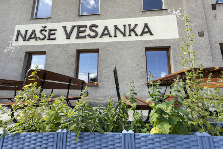 FOTOGALERIE: Lidé na Litovelsku mohou využívat první bezobslužnou prodejnu v kraji