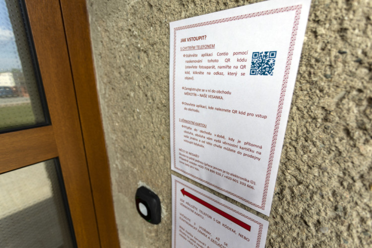 FOTOGALERIE: Lidé na Litovelsku mohou využívat první bezobslužnou prodejnu v kraji