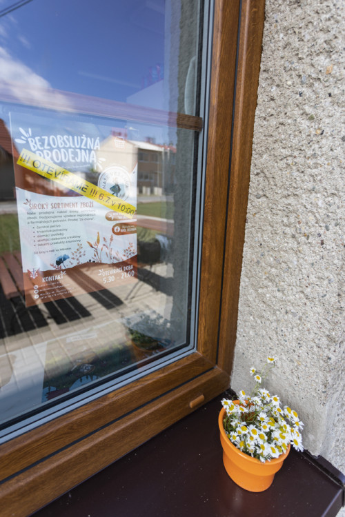 FOTOGALERIE: Lidé na Litovelsku mohou využívat první bezobslužnou prodejnu v kraji