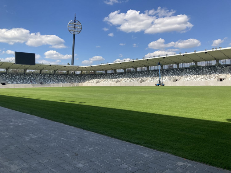 GALERIE: Stavba fotbalového stadionu v Hradci Králové (červen 2023)