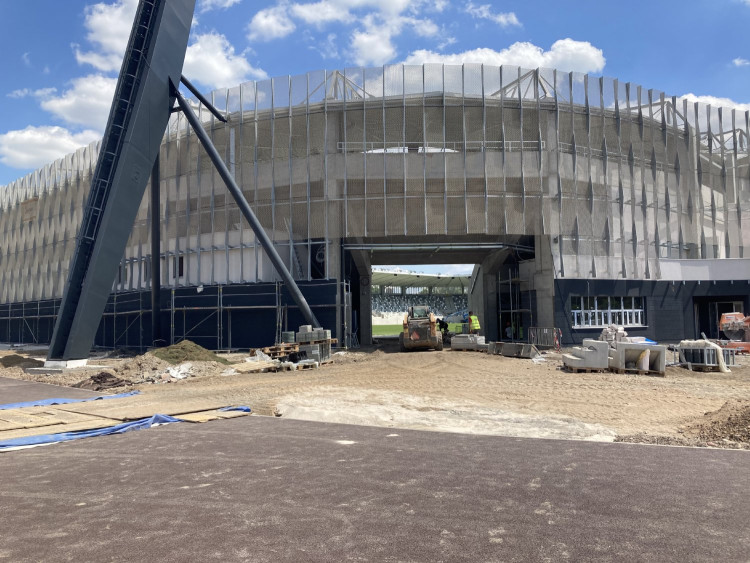 GALERIE: Stavba fotbalového stadionu v Hradci Králové (červen 2023)