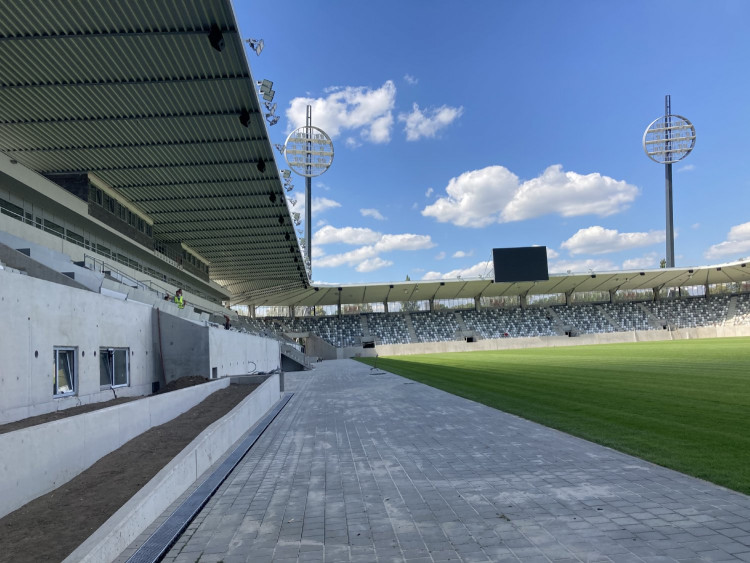 GALERIE: Stavba fotbalového stadionu v Hradci Králové (červen 2023)