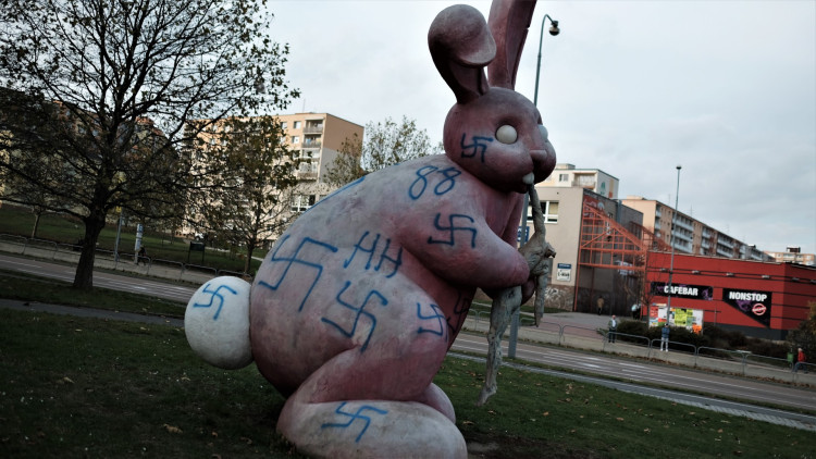 Králíka už v minulosti poškodili vandalové, foto: Richard Beneš