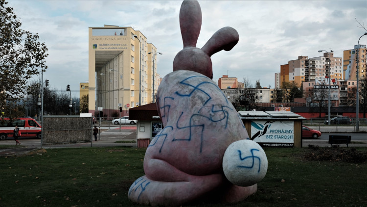 Králíka už v minulosti poškodili vandalové, foto: Richard Beneš