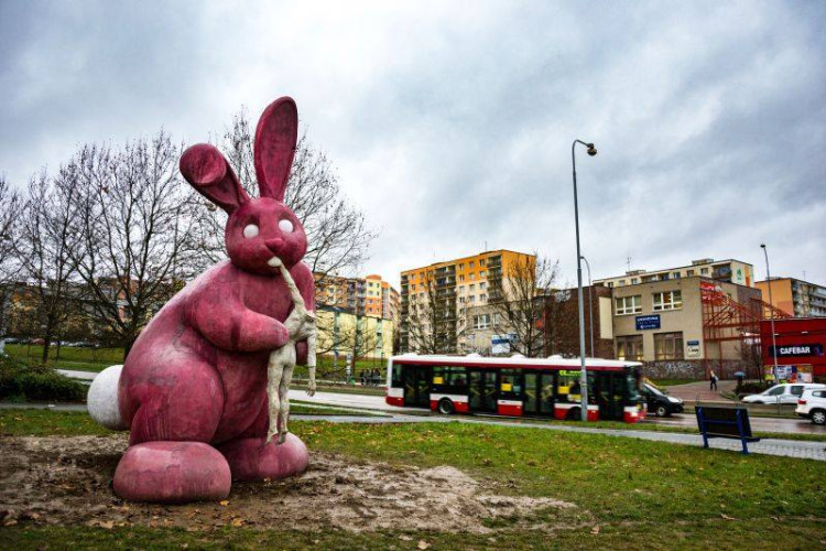 Socha krátce po slavnostním odhalení, foto: Fakulta designu a umění Ladislava Sutnara: Růžový králík na Lochotíně v průběhu let
