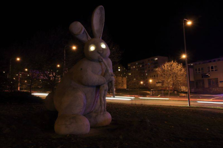 Soše v noci svítily oči, foto: Fakulta designu a umění Ladislava Sutnara: Růžový králík na Lochotíně v průběhu let