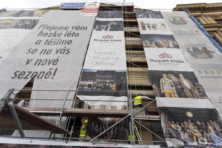 FOTOGALERIE: Historická budova Moravského divadla Olomouc prochází obnovou fasády