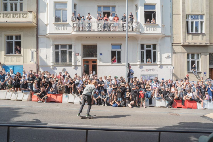 FOTOGALERIE: Letnou se prohnali skateboardisti. Na nebezpečný sjezd se vydalo na 20 závodníků