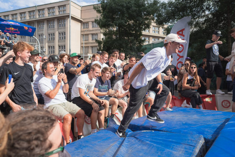 FOTOGALERIE: Letnou se prohnali skateboardisti. Na nebezpečný sjezd se vydalo na 20 závodníků