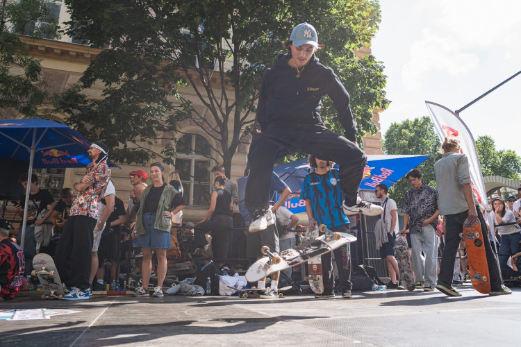 FOTOGALERIE: Letnou se prohnali skateboardisti. Na nebezpečný sjezd se vydalo na 20 závodníků