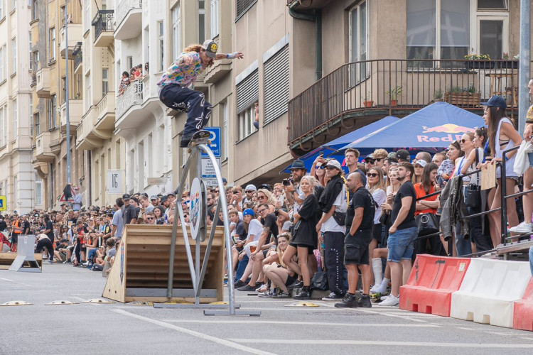FOTOGALERIE: Letnou se prohnali skateboardisti. Na nebezpečný sjezd se vydalo na 20 závodníků