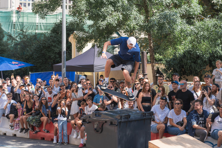 FOTOGALERIE: Letnou se prohnali skateboardisti. Na nebezpečný sjezd se vydalo na 20 závodníků