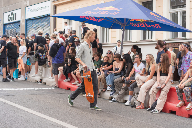 FOTOGALERIE: Letnou se prohnali skateboardisti. Na nebezpečný sjezd se vydalo na 20 závodníků