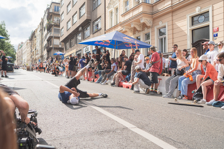 FOTOGALERIE: Letnou se prohnali skateboardisti. Na nebezpečný sjezd se vydalo na 20 závodníků