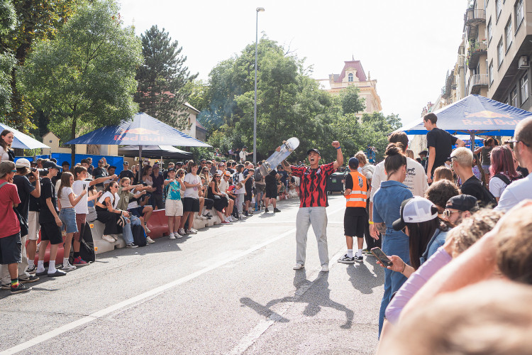 FOTOGALERIE: Letnou se prohnali skateboardisti. Na nebezpečný sjezd se vydalo na 20 závodníků