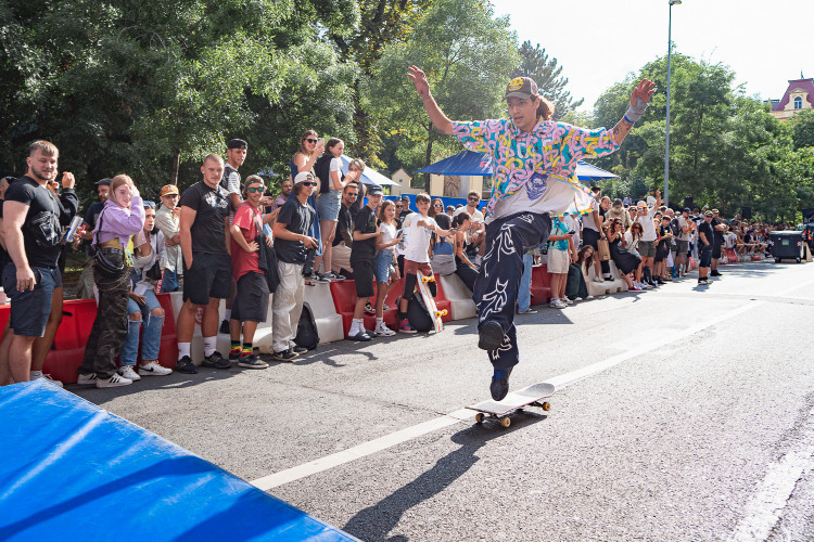 FOTOGALERIE: Letnou se prohnali skateboardisti. Na nebezpečný sjezd se vydalo na 20 závodníků