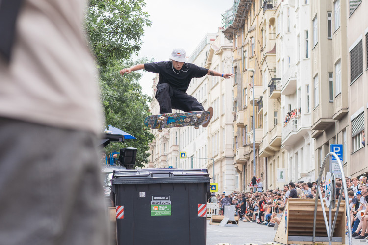FOTOGALERIE: Letnou se prohnali skateboardisti. Na nebezpečný sjezd se vydalo na 20 závodníků