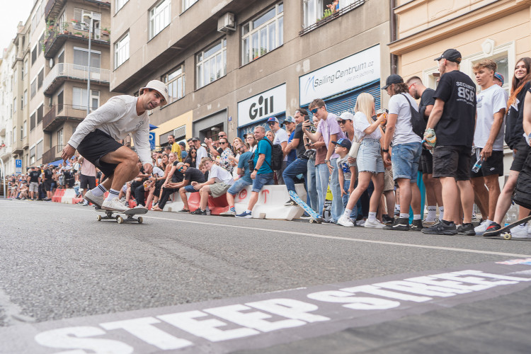 FOTOGALERIE: Letnou se prohnali skateboardisti. Na nebezpečný sjezd se vydalo na 20 závodníků
