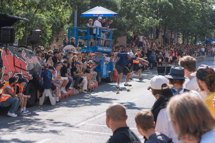 FOTOGALERIE: Letnou se prohnali skateboardisti. Na nebezpečný sjezd se vydalo na 20 závodníků