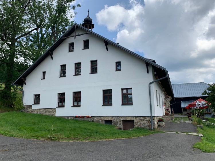 Statek slouží mimo jiné i jako ZOO farma a nabízí i ubytování