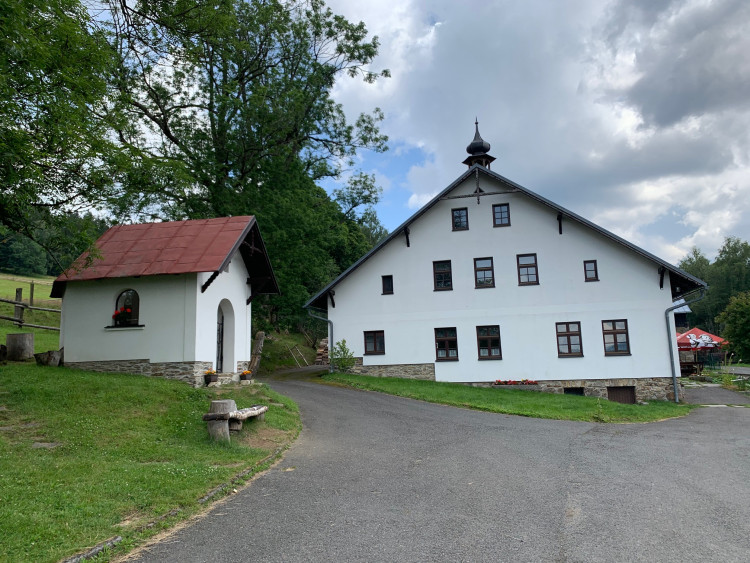 Statek slouží mimo jiné i jako ZOO farma a nabízí i ubytování