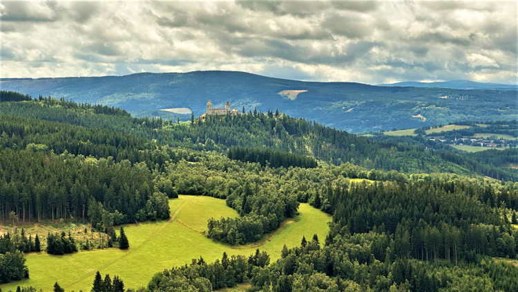Pohled na hrad Kašperk z rozhledny na Sedle