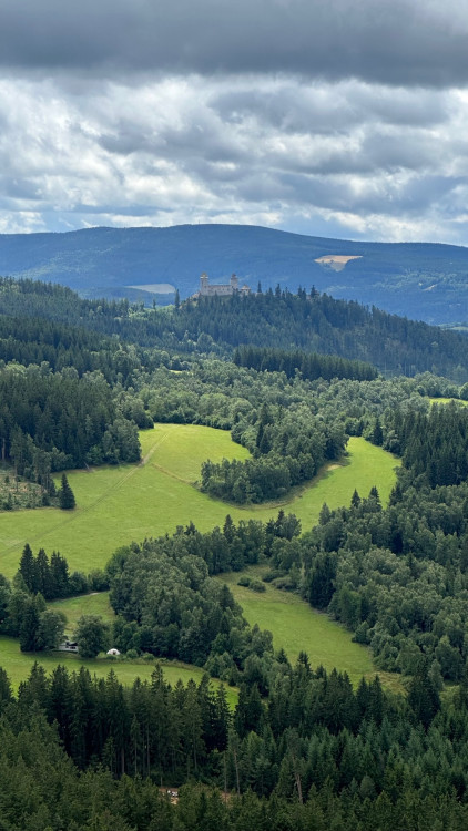 Pohled na hrad Kašperk z rozhledny na Sedle