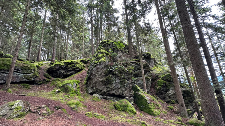 Cesta ne Sedlo vede mezi tajemnými skalami