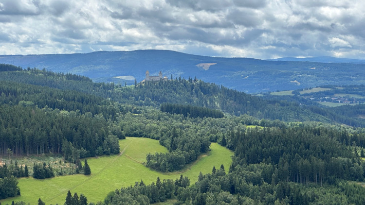 Pohled na hrad Kašperk z rozhledny na Sedle