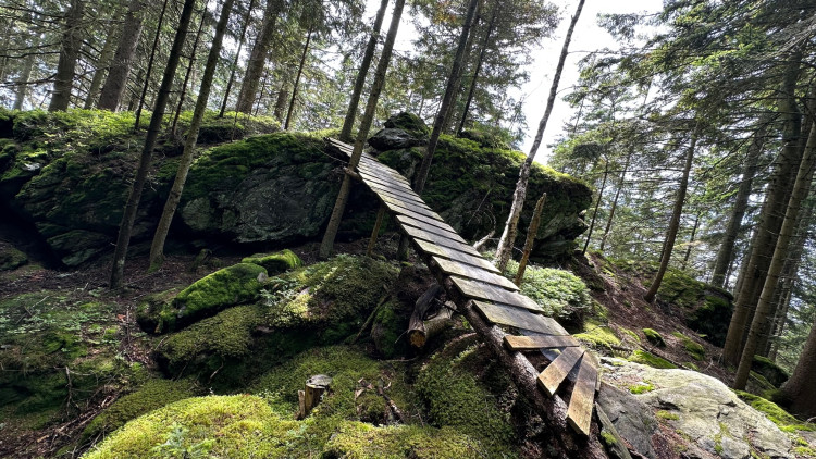 Cesta ne Sedlo vede mezi tajemnými skalami