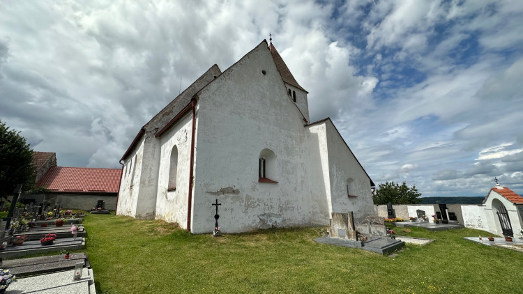 Nejstarší šumavský kostel v Albrechticích